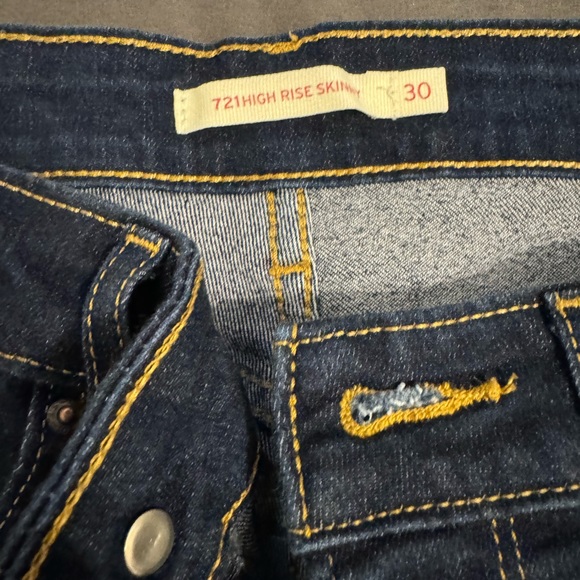 Levi’s 721 High rise in dark wash! - Picture 2 of 2